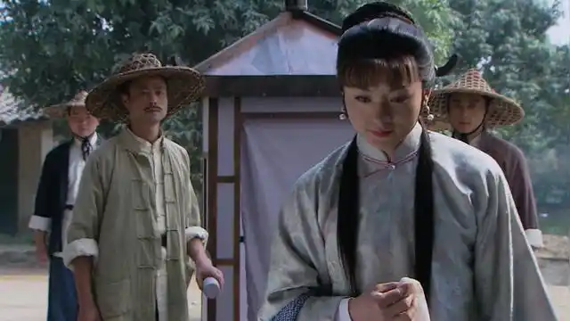 《围屋里的桃花》穷小子变成小寡妇,美女见到穿女装的心上人,吓晕了