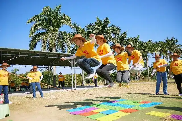 队员们光脚站在指压板一端听着教练口令跳到指定位置,原地转圈后完成
