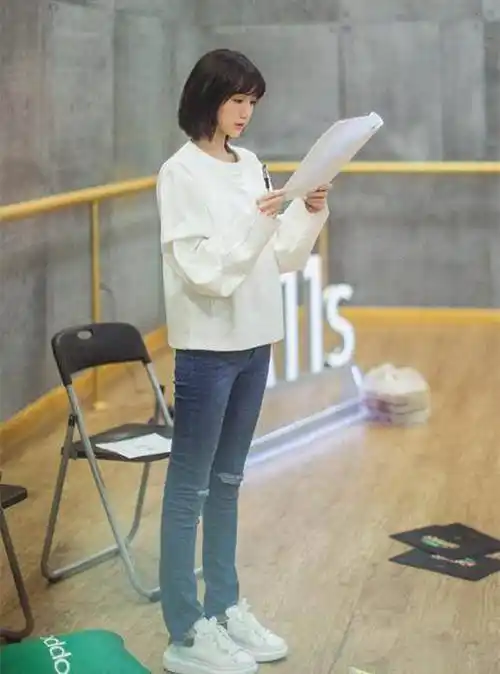 毛晓彤现在是真会穿,春天像她这样穿又美又时尚!_蓝色_牛仔裤_文艺