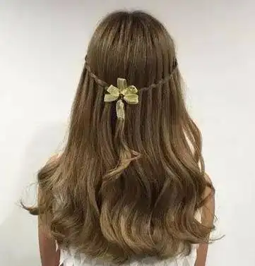 空气刘海双编长发发型,将头发分开两边,分别编起来,可爱而俏皮.