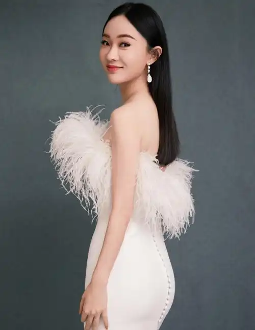 霍思燕白色羽毛裙优雅写真图片25