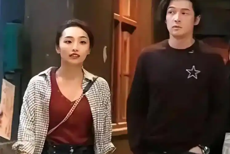 这一次,"秀恩爱"的胡歌妻子打脸众人,一个细节暴露婚姻真相