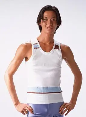 穿背心双手插腰的男人