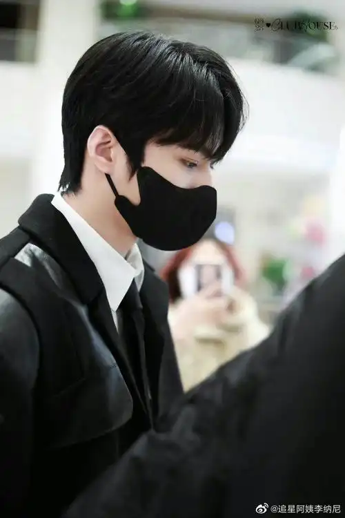 刘耀文无限超越班黑色夹克造型路透##无限超越班