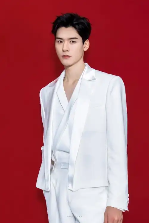 7515红底白西装.    #龚俊#/@龚俊simon