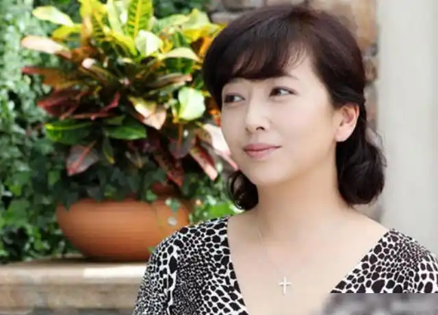 靳东妻子晒儿子照片对墙作画像艺术家错过江珊娶二婚李佳