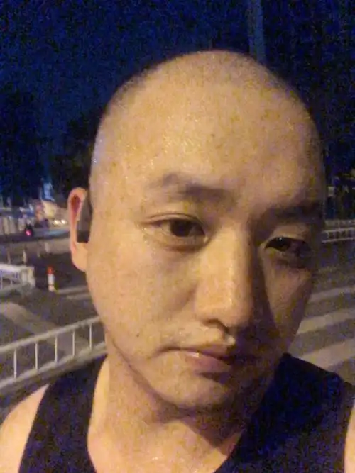 理了个3mm的板寸,圆溜溜.