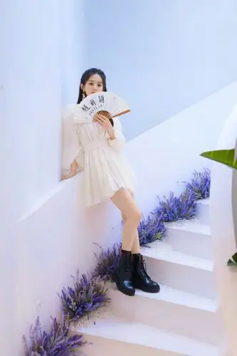 赵丽颖演绎初秋时尚穿搭减龄又有气质女神范十足