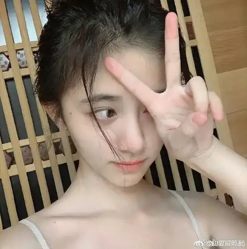 鞠婧祎美图##鞠婧祎素颜湿敷对镜自拍