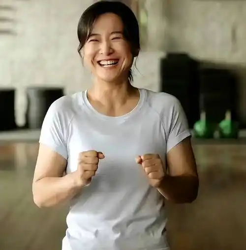 贾玲近照曝光,瘦到脱相,脸色蜡黄面容凹陷,精神状态堪忧