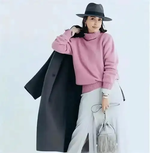 同样的规则可以搭配深色的内搭藏蓝色也是非常优雅的色彩服色偏浅的