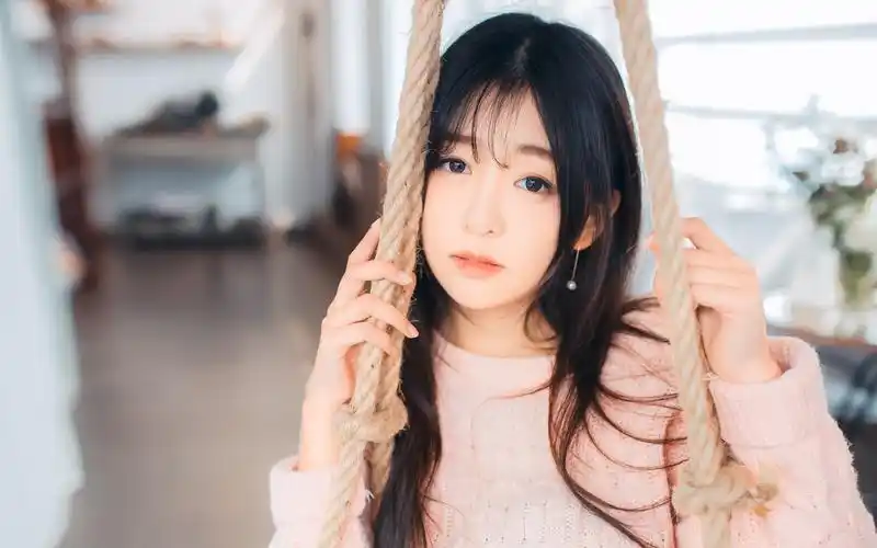 清纯可人的美女居家写真图片桌面壁纸