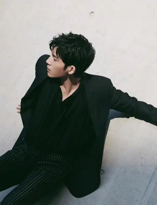 井柏然黑色水晶刺绣西装 创新演绎别样型格