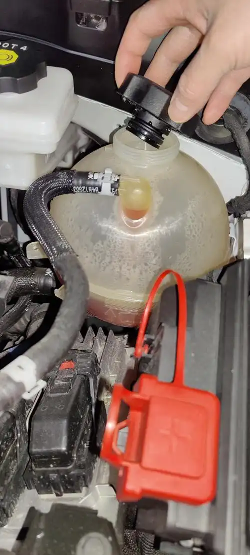 君威冷却液少了 君威发动机冷却液加什么地方