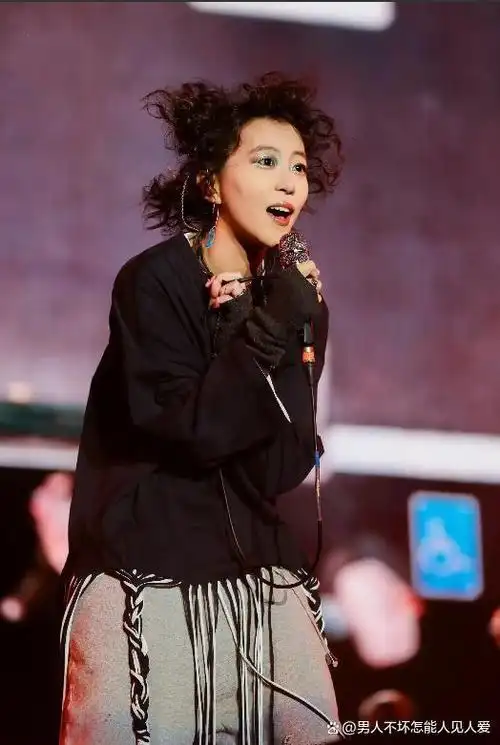 窦靖童27岁换发型,长发烫卷,与同父妹妹越发相似