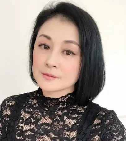 乡村爱情谢大脚晒自拍被赞年轻漂亮姐夫竟是赵本山