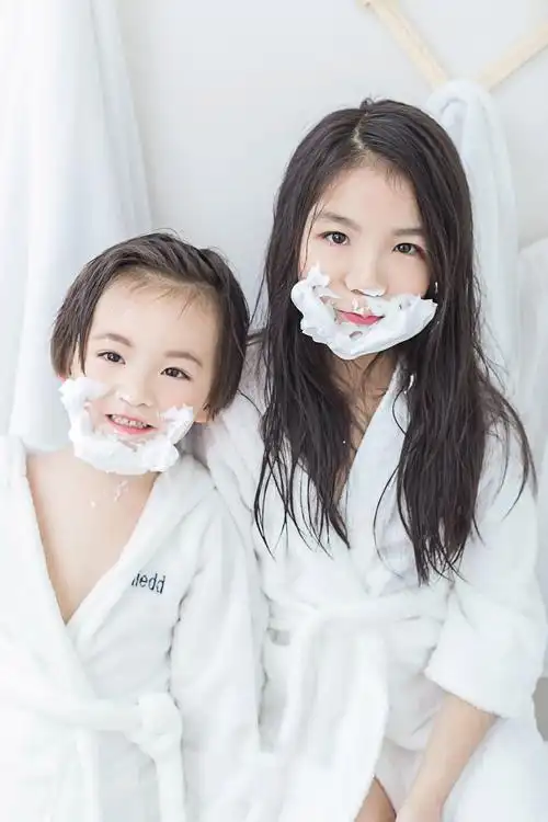 摄影师小凌的儿童摄影作品《两姐妹》