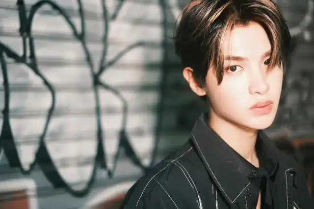 黄明昊《这就是潮流》造型图释出 雨夜撑伞氛围感拉满