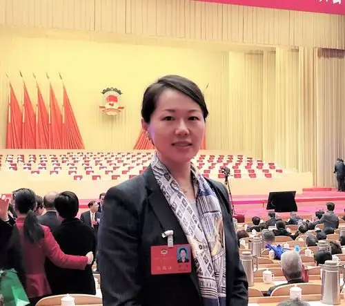 主任黄英"我感觉今年的政府工作报告凸显了对我省民营经济的高度重视