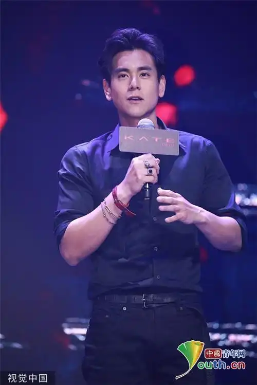 彭于晏一身黑装酷帅有型 表情丰富露出尖下巴显呆萌