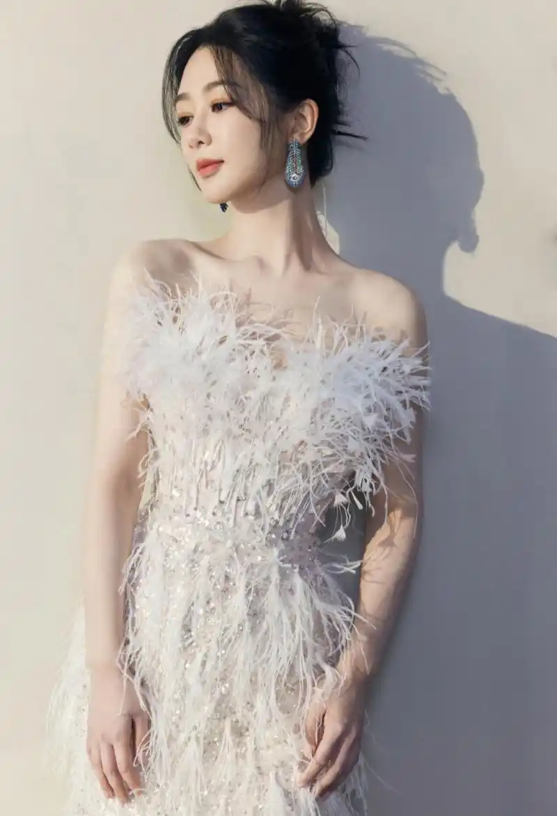 恬静优雅,清纯唯美的#杨紫# 一袭白色翎毛抹胸裙,肤白貌美,五官精致