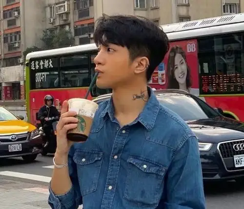 第二款:韩式中分发型