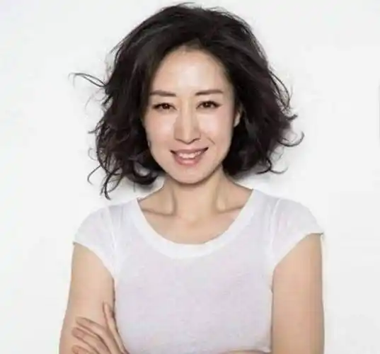 所以经常会有上年纪的角色来找到她,刘敏涛和赵薇这些演员都是同龄人