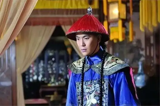 这位演艺圈小有名气的演员张晓龙,精彩地演绎了古装剧《甄嬛传》中