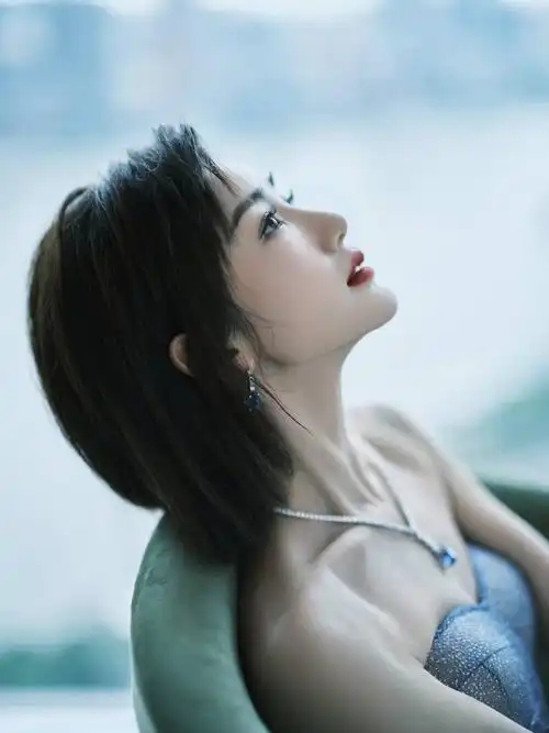 毛晓彤穿紧身裙身材纤细窈窕 大方秀出胸口春光