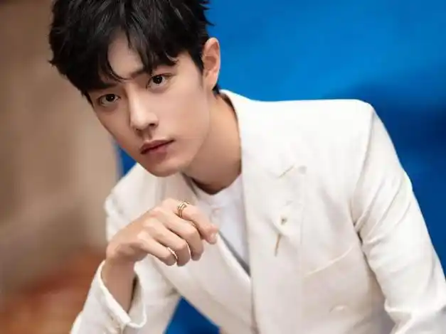 肖战黑色西装优雅高贵,喜获超级风云男演员奖,"jie"感言太暖