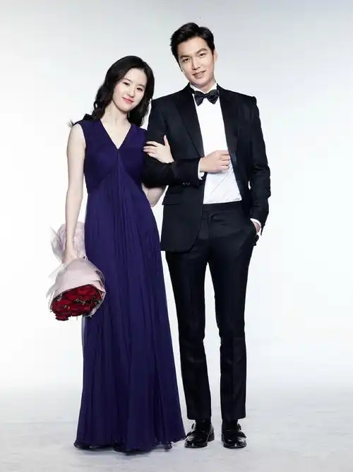 李敏镐刘亦菲牵手拍画报 网友喊话"在一起"刘亦菲男友揭秘