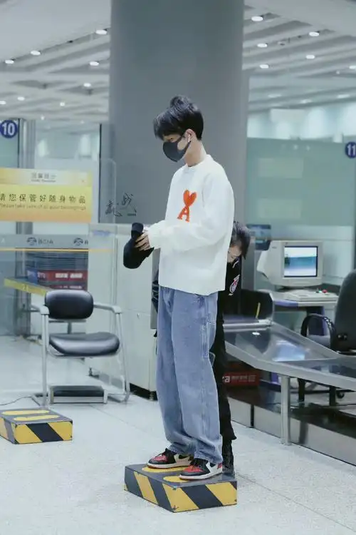 穿阔腿裤最好看的人#肖战##肖战卡其色穿搭上班路透