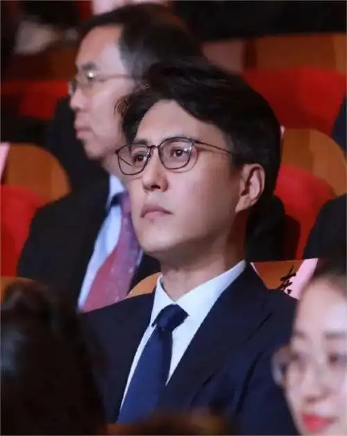 47岁靳东英国被偶遇,白头发啤酒肚又老又胖,网友:真变老干部了|江珊