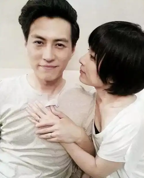 回顾靳东两次爱上离婚妇女不顾家人反对娶了二婚女如今很幸福