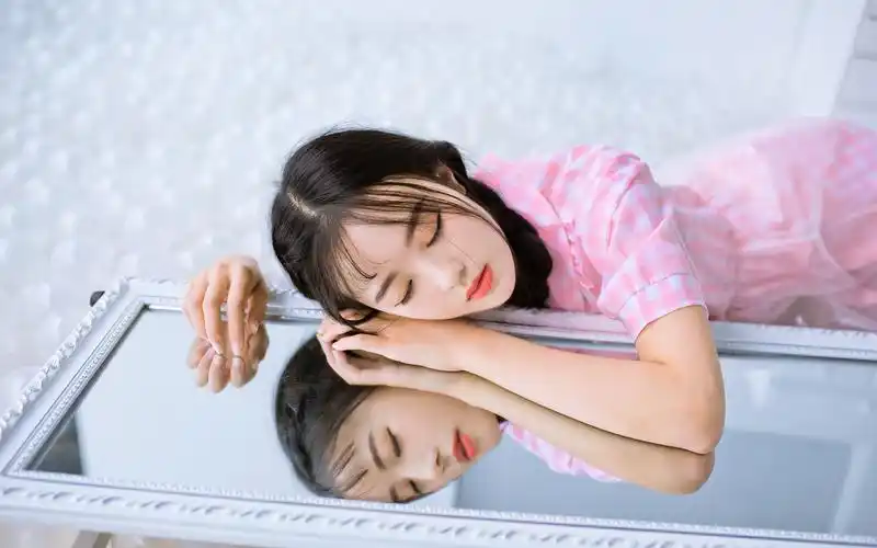 可爱日系粉红色美女高清桌面壁纸