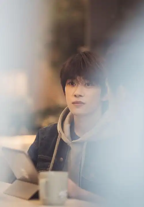 温暖的少年易烊千玺脏脏牛仔衣写真