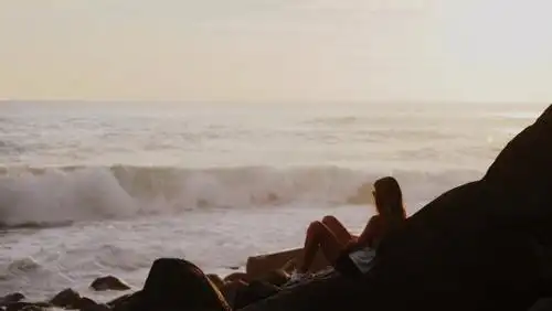 一个人孤独看海的女孩