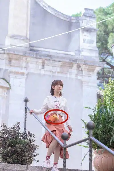 杨紫中餐厅终于穿裙子吃胖的肚子被紧勒姐姐何必呢