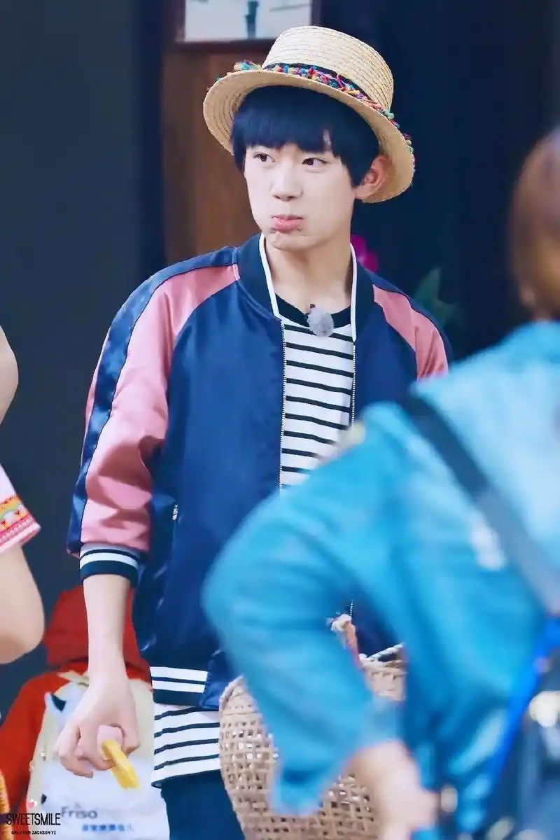 易烊千玺嘟嘟嘴合集谁还不是个三岁宝宝