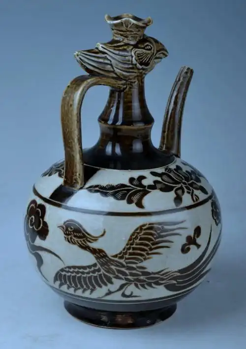 北宋定窑白釉褐彩剔花凤头执壶赏析