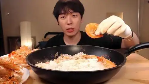 韩国"肖战"买了袋活虾,加2斤粗盐放锅里,20分钟掀开锅乐坏了