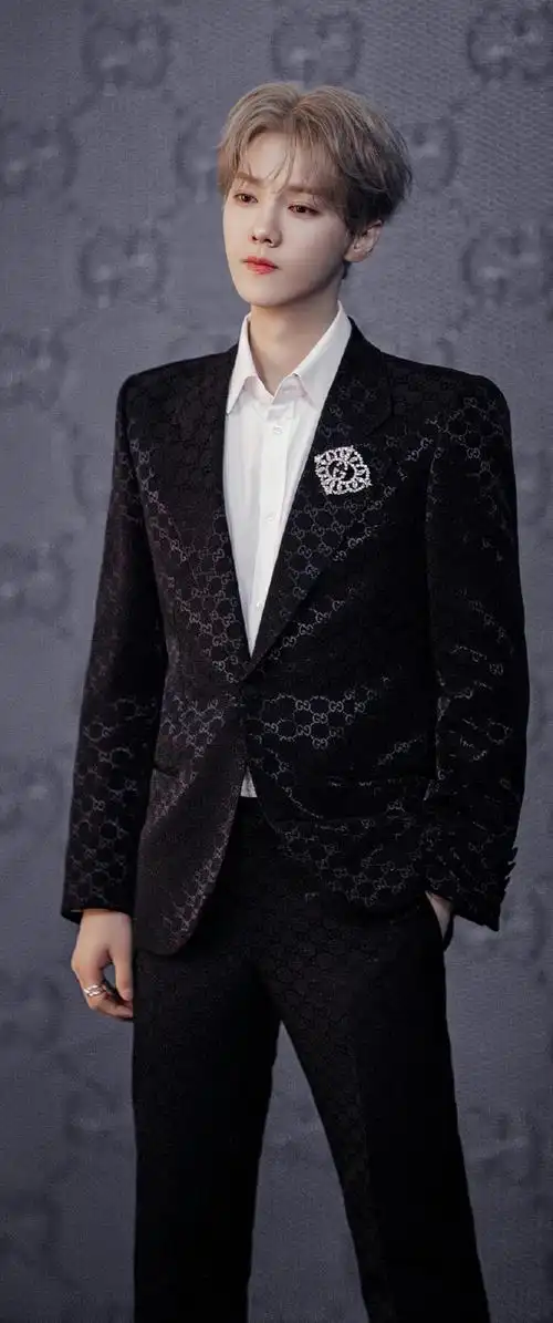 鹿晗金发黑西装造型