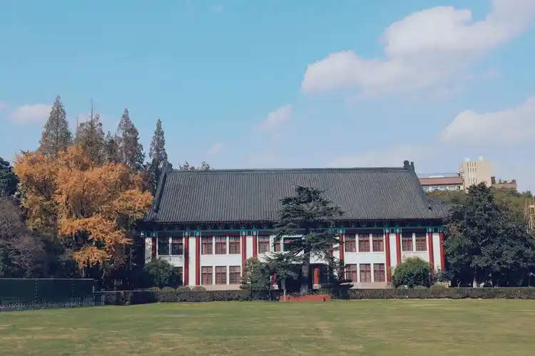 最美校园南京师范大学的深秋