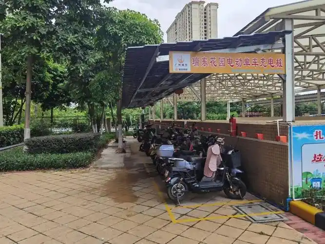 瑞东花园社区新近配套的电动车充电区.