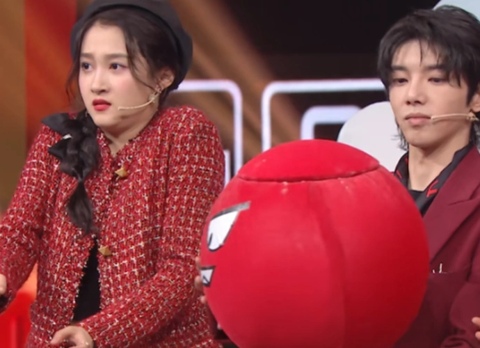 关晓彤怕烟花炸了有谁注意华晨宇的小举动有女儿的就是不一样