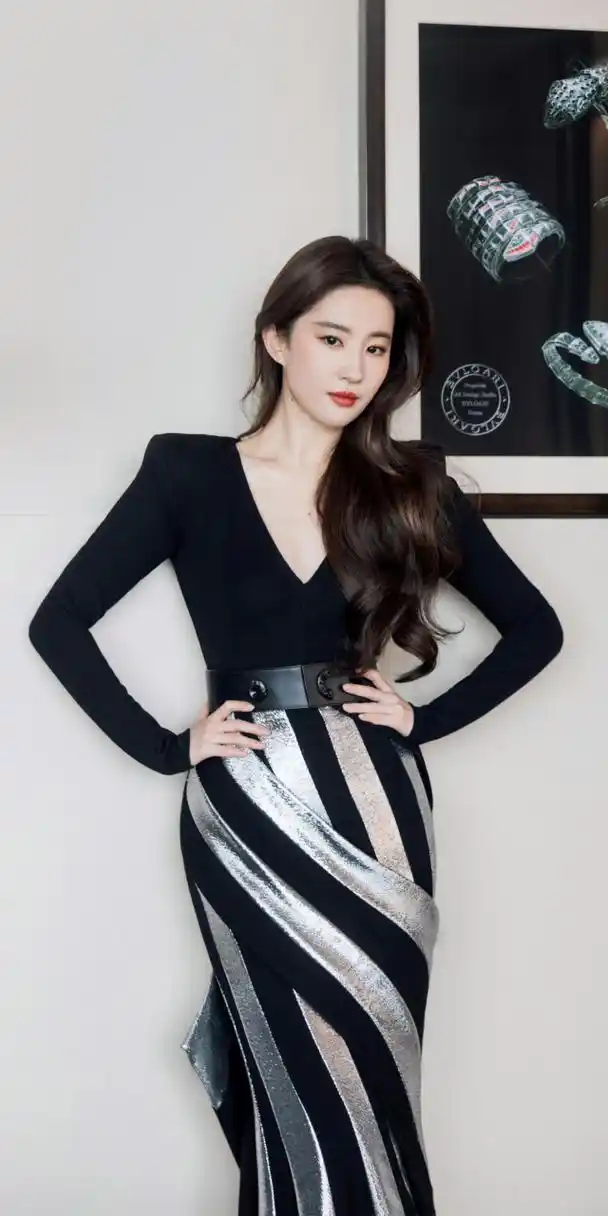 刘亦菲黑色礼服