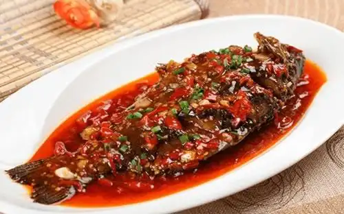 与北宋起义军首领方腊有关,是安徽省徽州地区传统名菜之一