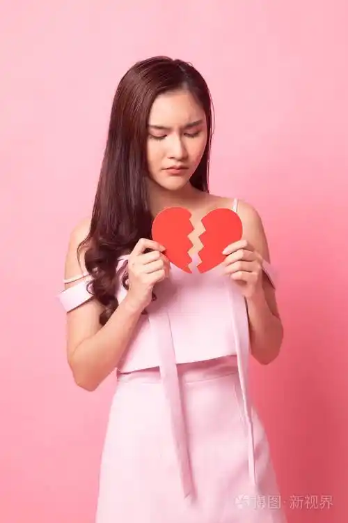 美丽的年轻亚洲女人心碎的粉红色背景