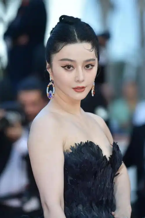 高奢羽毛裙惊艳,背部痘痘没抗住高清镜头 - 范冰冰红毯造型汇总图