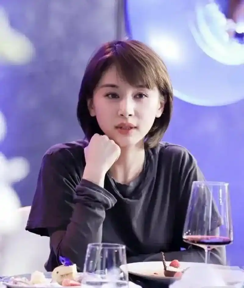 一次,主持人问王子文:"你接不接受伴侣看你的手机?